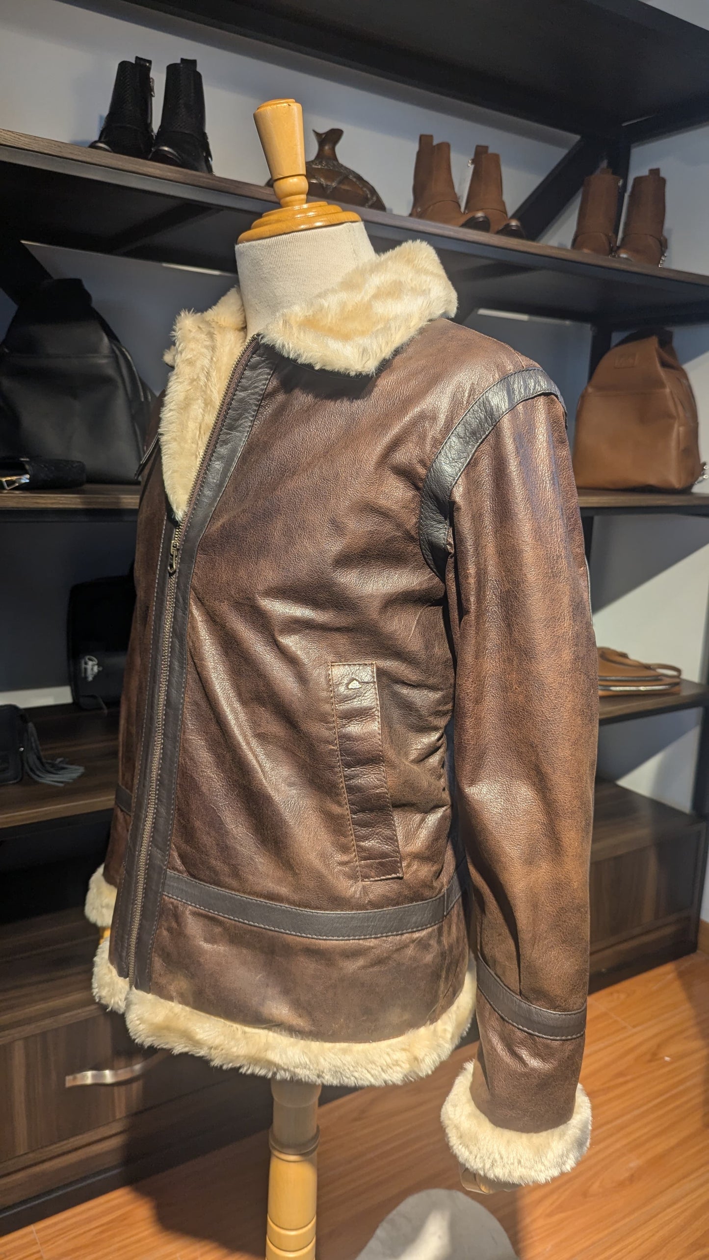 Chaqueta de Cuero Craqueleado Café Con Peluche Sintético