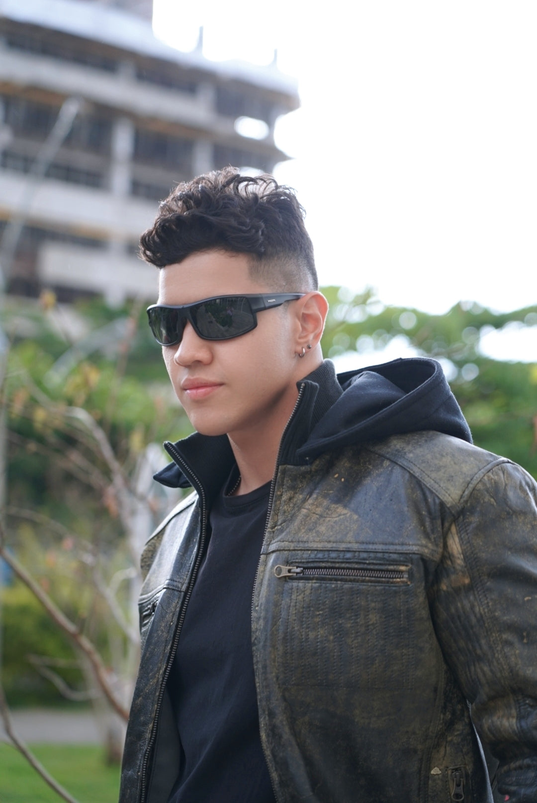 Chaqueta en Cuero Envejecido Negro Base Amarillo Feder