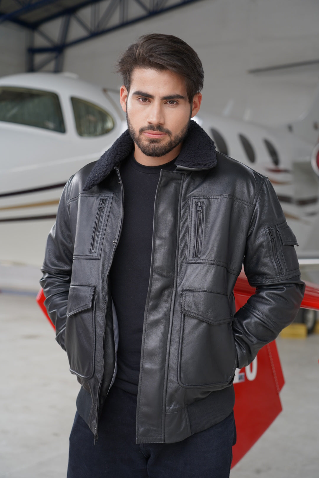 Chaqueta en Cuero Negro Tipo Piloto LCHL95 Marca La Chaqueteria LA CHAQUETERIA