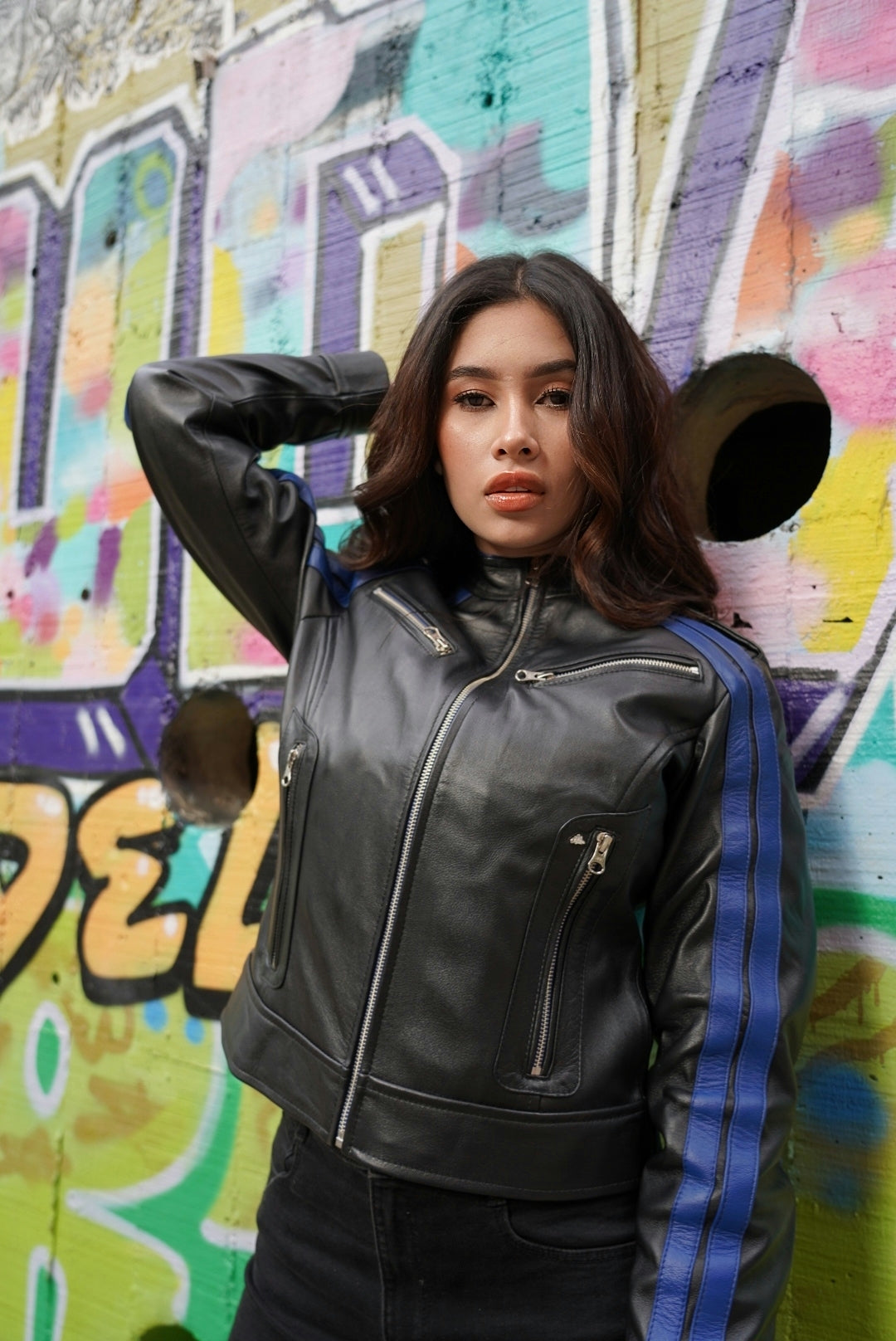 Chaqueta en Cuero Negro Franja Azul Con Sistema de Protecciones Racer