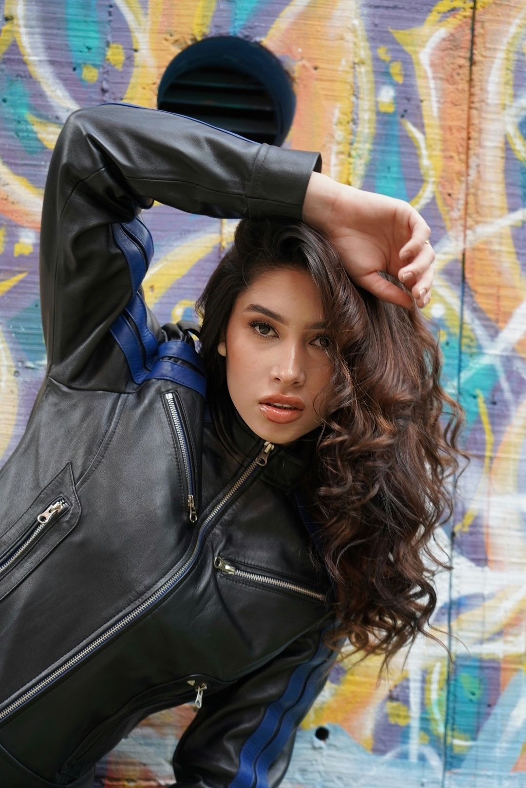 Chaqueta en Cuero Negro Franja Azul Con Sistema de Protecciones Racer