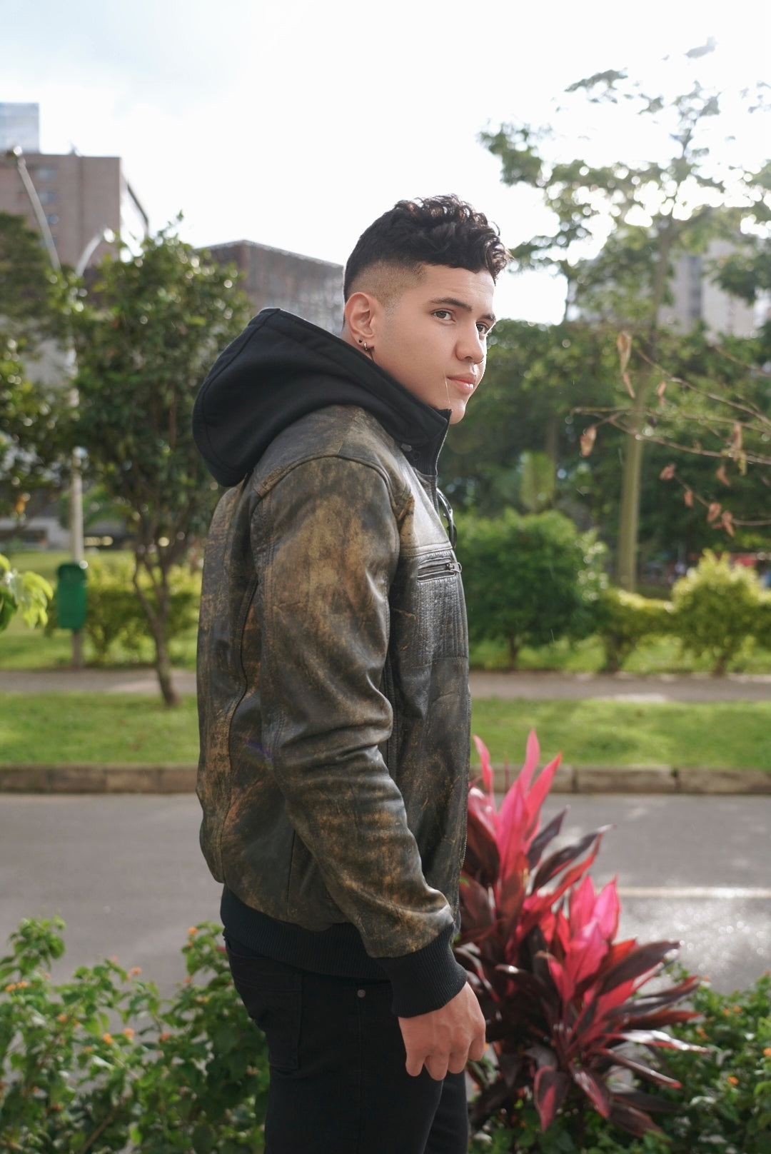 Chaqueta de Cuero Envejecido Negro Base Amarillo Feder