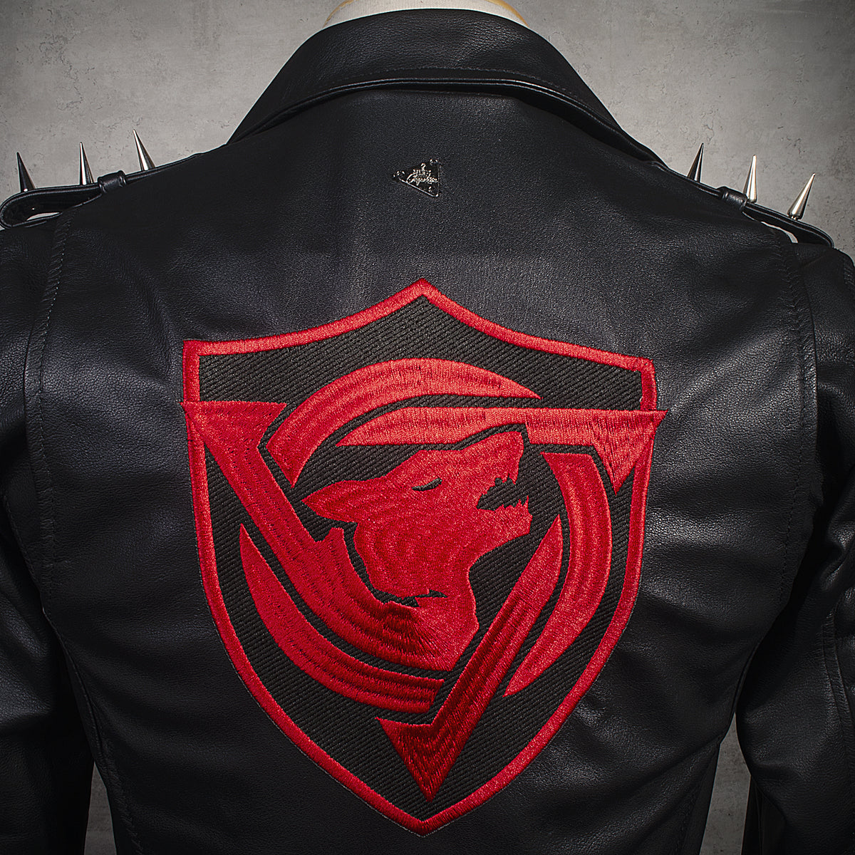 Chaqueta de Cuero Negro Subzero con Bordado